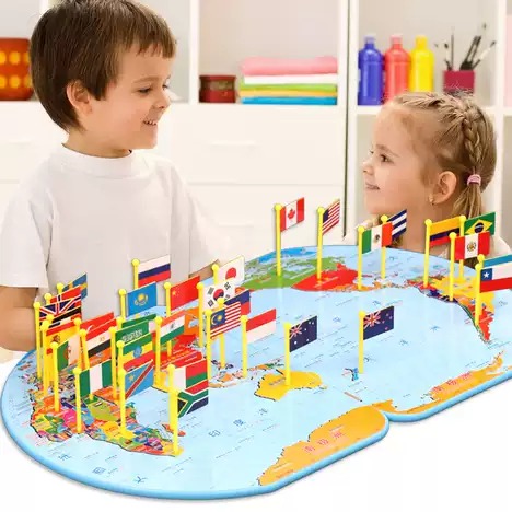 [Hat] Wooden World Map With 30 Countries Flags